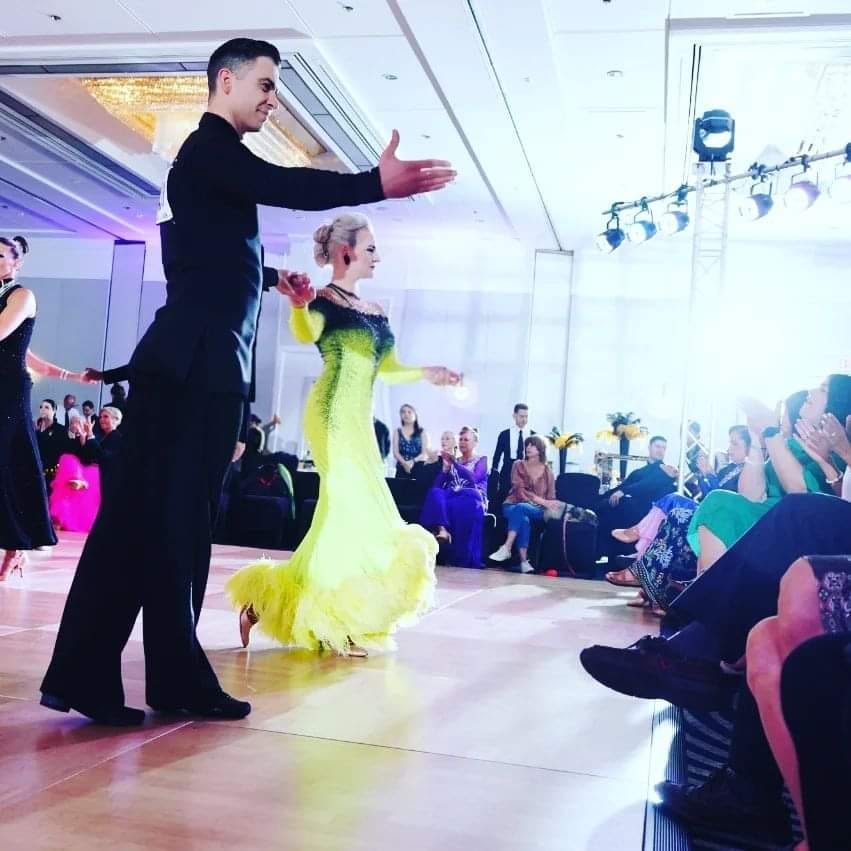 Tatiana Vaccaro yellow gown live performance